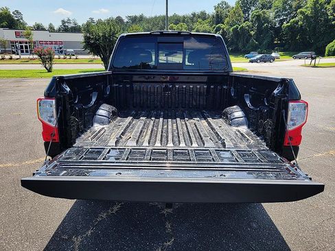 Used 2021 Nissan Titan SV w/ SV Convenience Package RWD image 14