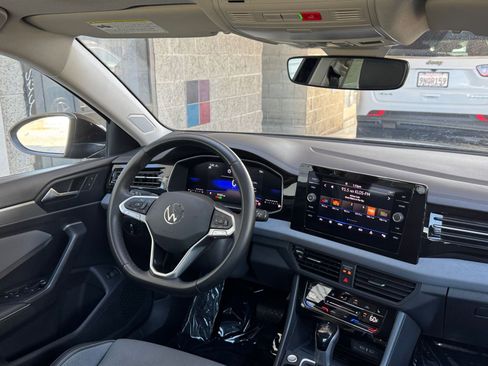 Used 2025 Volkswagen Jetta SE image 33