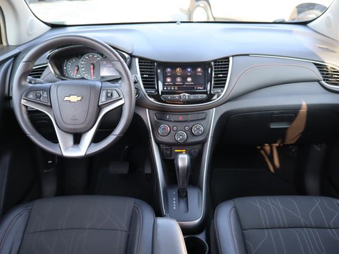 Used 2022 Chevrolet Trax LT w/ LT Convenience Package AWD/4WD image 14