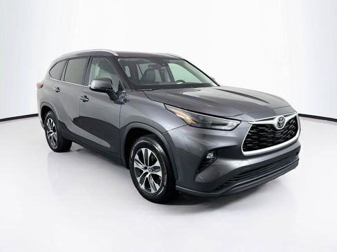 Used 2023 Toyota Highlander XLE FWD image 13