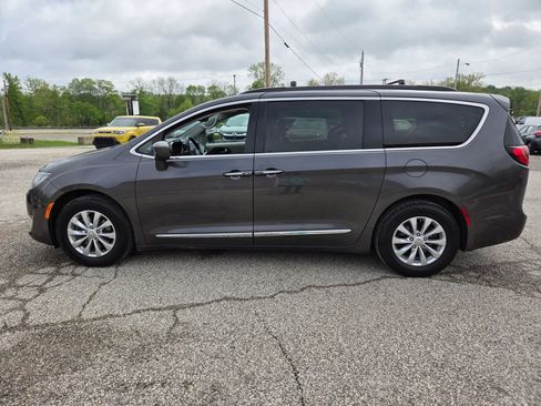 Used 2017 Chrysler Pacifica Touring-L FWD image 1