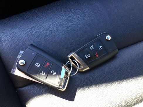 Used 2017 Volkswagen GTI SE image 16