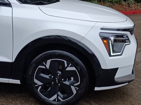 Used 2024 Kia Niro Wind w/ Wind Preserve Package image 2