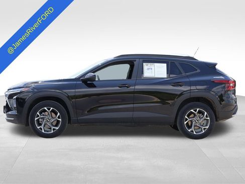 Used 2025 Chevrolet Trax LT w/ LT Convenience Package FWD image 2