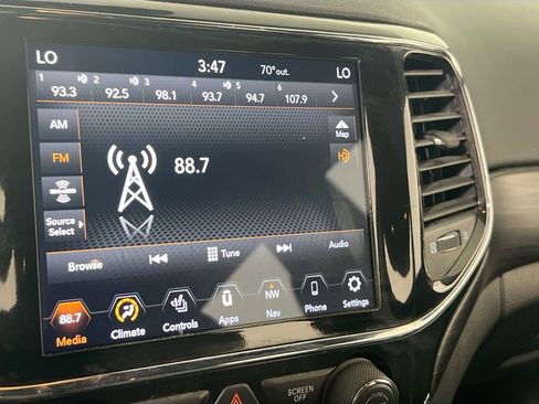 Used 2022 Jeep Grand Cherokee Laredo X image 13