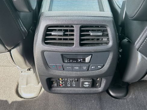 Certified 2018 Honda Pilot Touring image 24