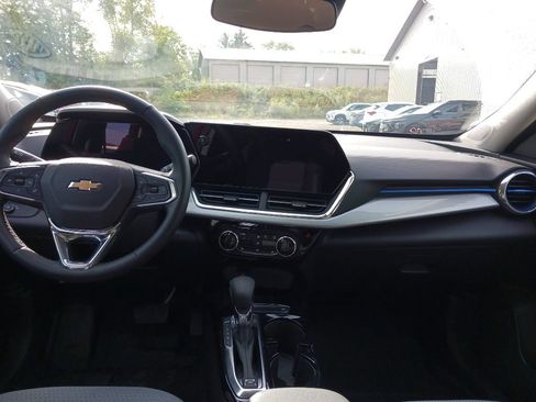 Used 2025 Chevrolet Trax LT w/ LT Convenience Package FWD image 13