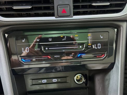 Used 2025 Volkswagen Taos SE w/ Panoramic Sunroof Package AWD/4WD image 23