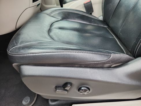 Used 2022 Chrysler Pacifica Touring-L FWD image 10