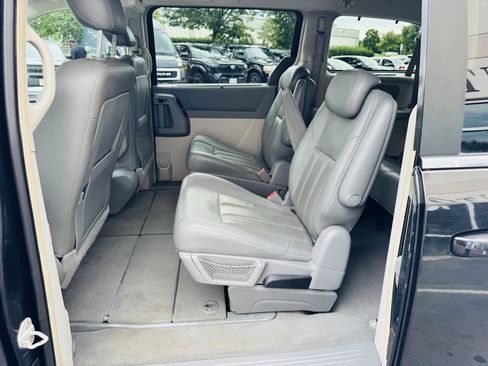 Used 2008 Chrysler Town & Country Touring FWD image 31