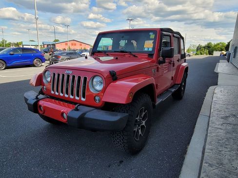 Used 2016 Jeep Wrangler Unlimited Sahara w/ Dual Top Group AWD/4WD image 11