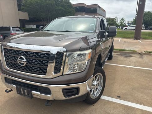 Used 2017 Nissan Titan SV image 11