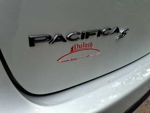 Used 2026 Chrysler Pacifica Limited w/ S Appearance Package FWD image 15
