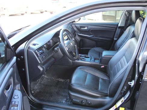 Used 2015 Toyota Camry XLE w/ Moonroof Package FWD image 9