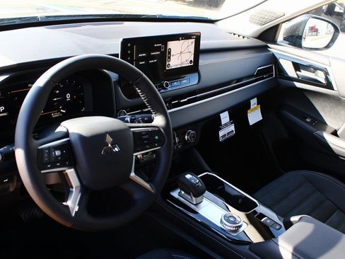 New 2026 Mitsubishi Outlander SE image 2