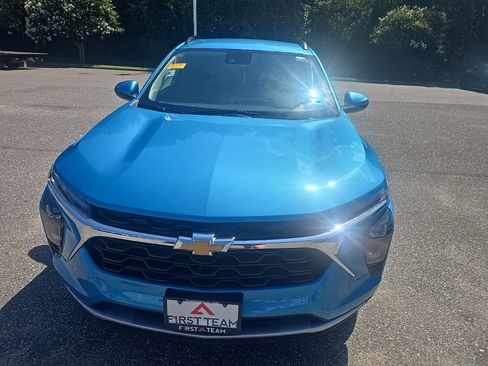 Used 2025 Chevrolet Trax LT w/ Driver Confidence Package FWD image 2