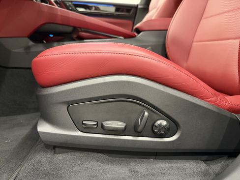 Certified 2025 Porsche Macan 4S Electric AWD/4WD image 32