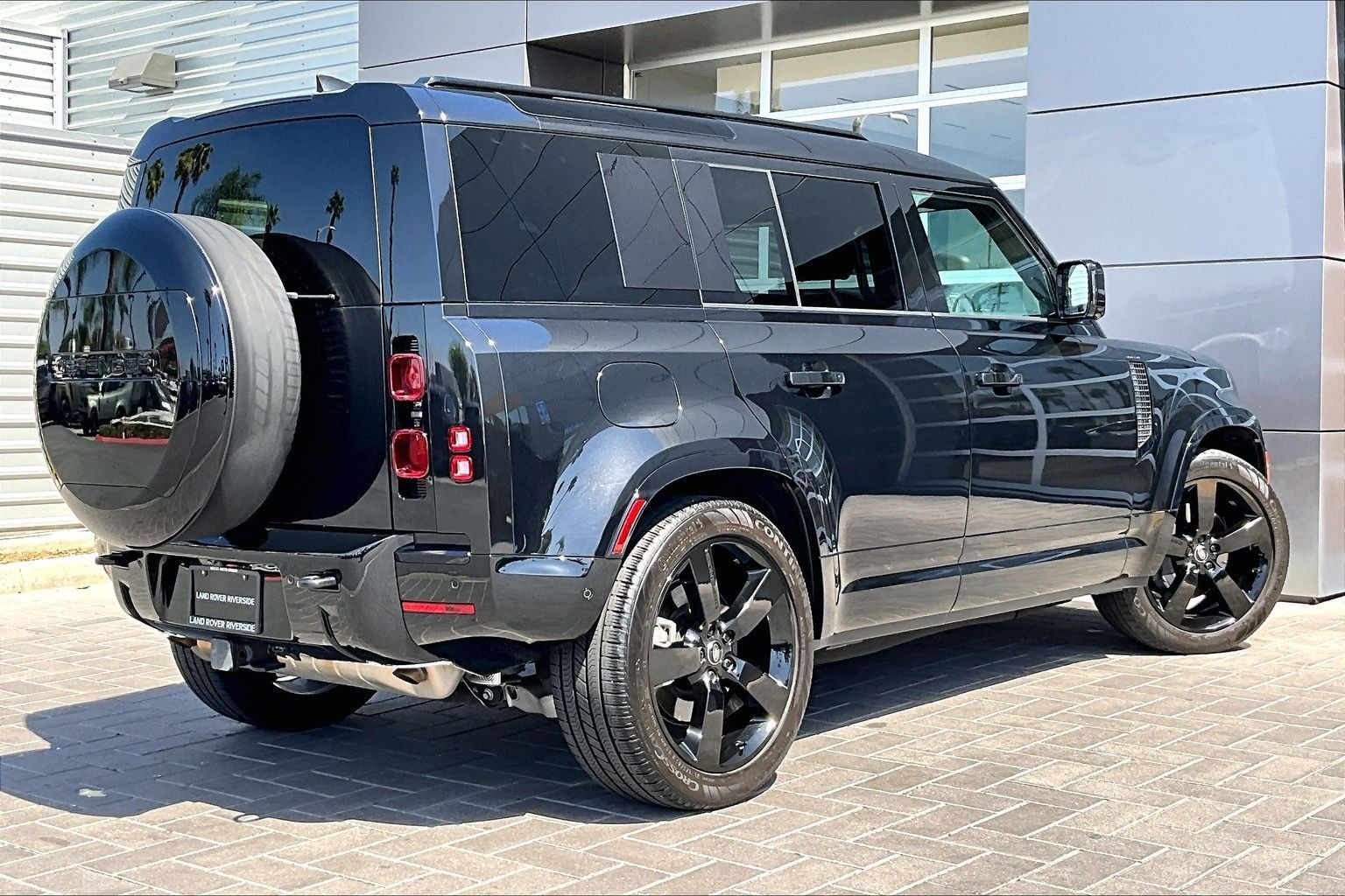 Used 2025 Land Rover Defender 110 X-Dynamic SE AWD/4WD image 13