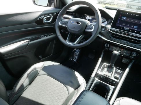 Used 2025 Jeep Compass Trailhawk AWD/4WD image 9