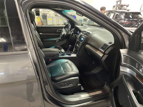 Used 2017 Ford Explorer Limited w/ Equipment Group 301A AWD/4WD image 15