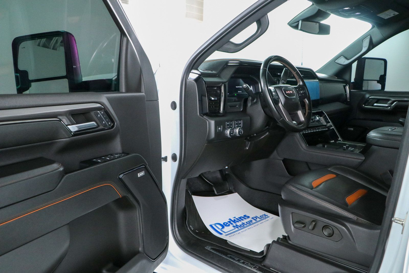 Used 2024 GMC Sierra 2500 AT4 AWD/4WD image 3