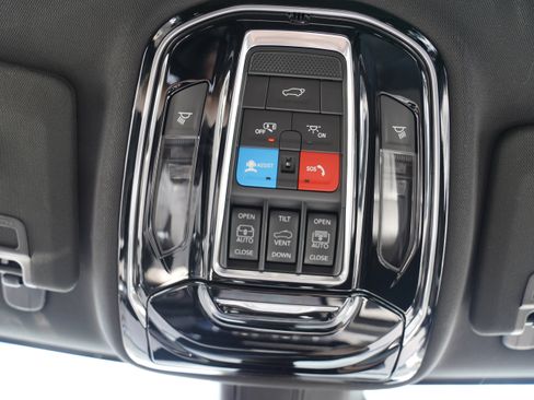 Certified 2023 Jeep Grand Cherokee Overland w/ Luxury Tech Group IV AWD/4WD image 31