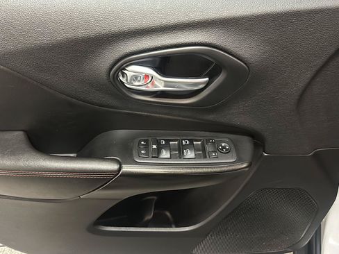 Used 2019 Jeep Cherokee Trailhawk w/ Cold Weather Group AWD/4WD image 18