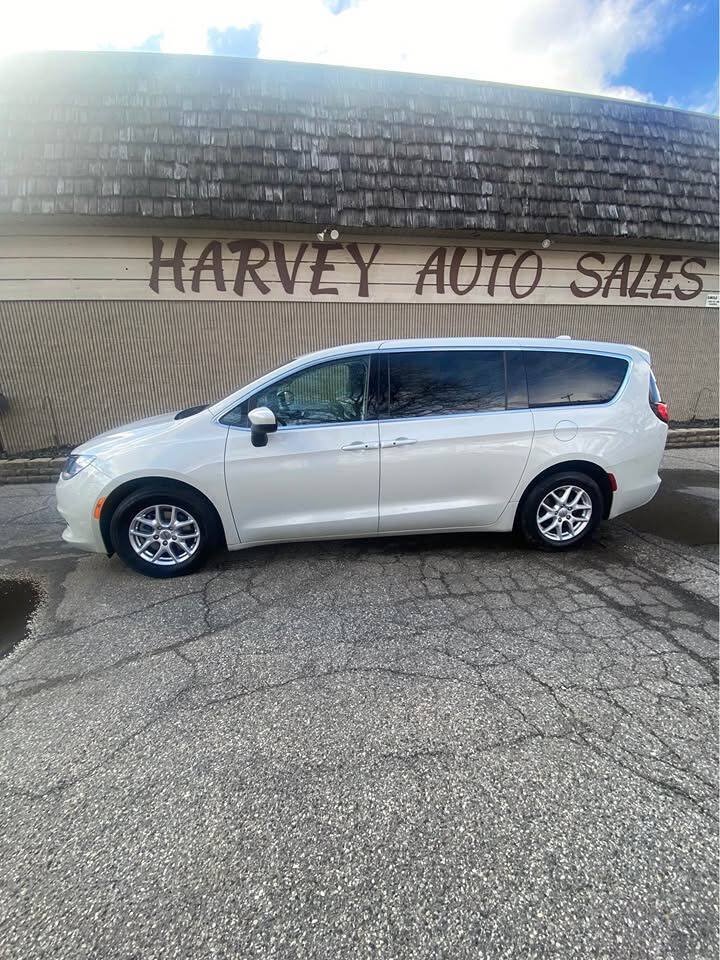 Used 2017 Chrysler Pacifica Touring FWD image 2
