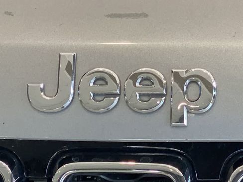 Used 2017 Jeep Grand Cherokee Laredo AWD/4WD image 10