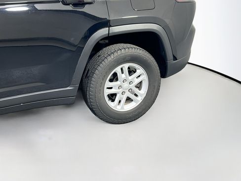 Used 2023 Jeep Grand Cherokee Laredo AWD/4WD image 28