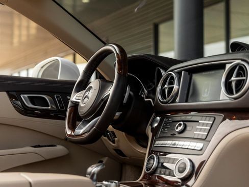 Used 2020 Mercedes-Benz SL 550 image 42