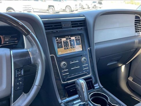 Used 2017 Lincoln Navigator Select RWD image 9