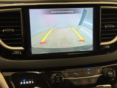 Used 2023 Chrysler Pacifica Touring-L FWD image 18