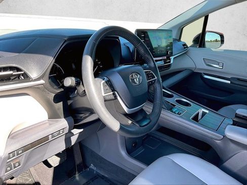 Used 2024 Toyota Sienna XLE image 14