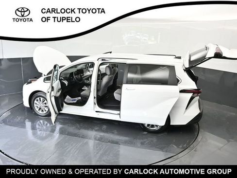 Used 2026 Toyota Sienna LE FWD image 65
