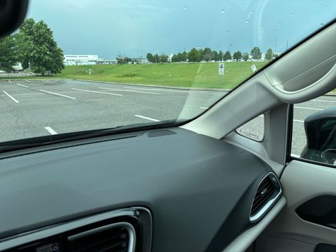 Used 2024 Chrysler Pacifica Touring-L image 38