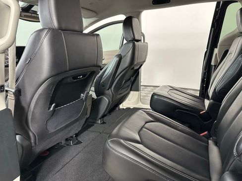 Used 2024 Chrysler Pacifica Touring-L image 27
