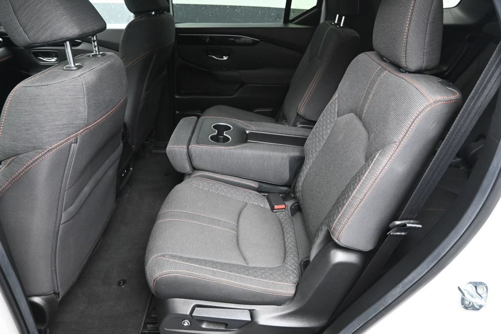 Used 2025 Honda Pilot Sport image 26