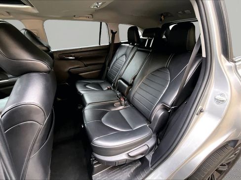 Used 2022 Toyota Highlander XLE FWD image 21