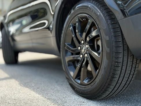 Used 2019 Land Rover Discovery SE image 3