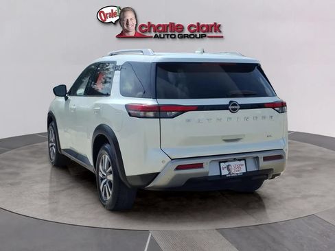 Used 2023 Nissan Pathfinder SL FWD image 3
