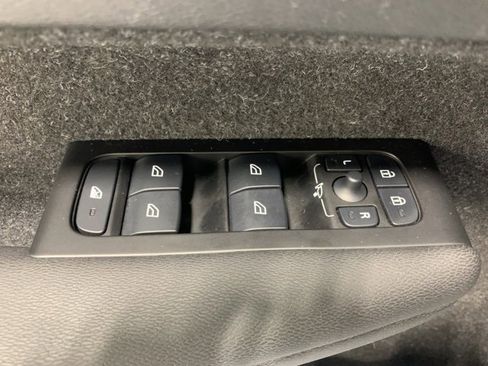 Used 2022 Volvo XC40 T5 R-Design w/ Climate Package image 11