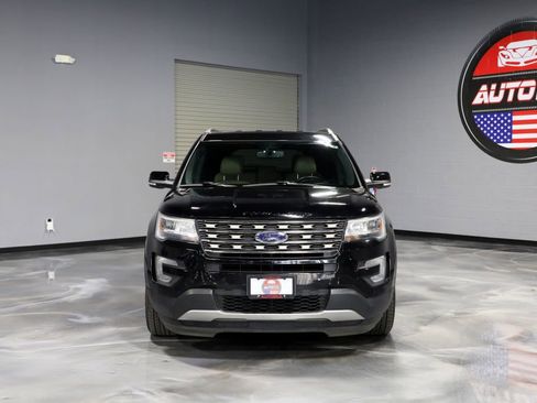 Used 2017 Ford Explorer XLT w/ Equipment Group 202A AWD/4WD image 2