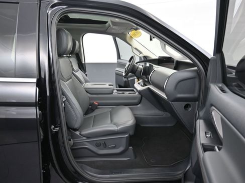 New 2025 Ford Expedition Active image 12