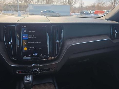 Used 2021 Volvo XC60 T5 Momentum w/ Premium Package image 10