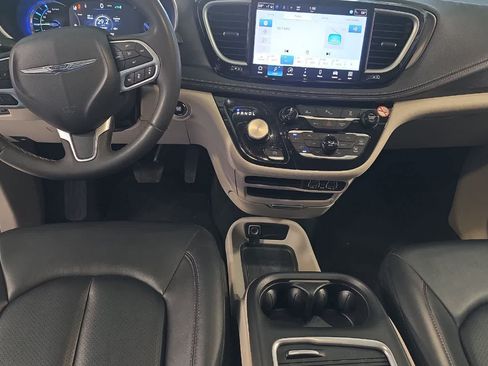 Used 2024 Chrysler Pacifica Limited FWD image 4