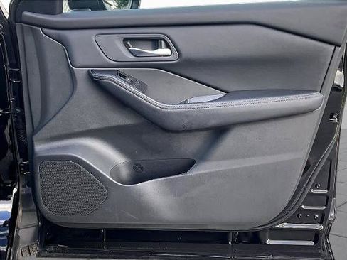 Certified 2025 Nissan Rogue SV FWD image 22