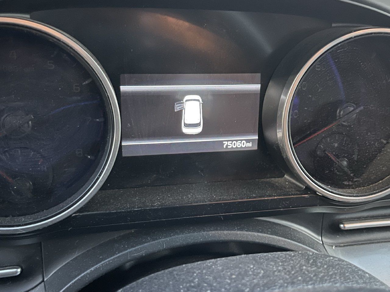Used 2024 Kia Carnival LX FWD image 8