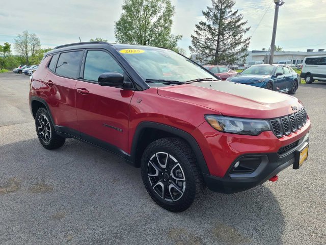 Used 2025 Jeep Compass Trailhawk AWD/4WD image 4