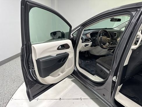 Used 2020 Chrysler Voyager LX FWD image 10
